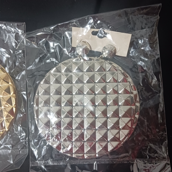 Bundle of Women Big Circle fashion earrings - Picture 6 of 7